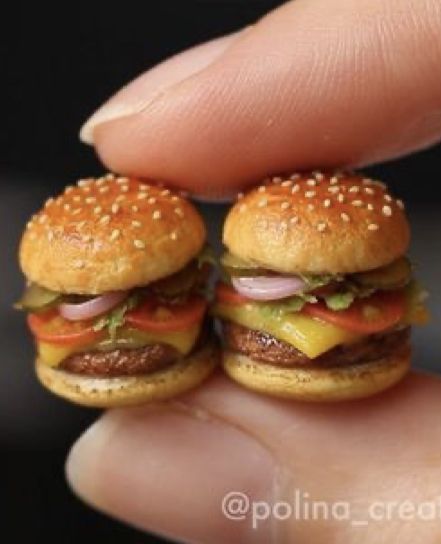 How To Make Mini Clay Food, Burger Polymer Clay, Sculpey Clay Food, Miniature Food Tutorials Polymer Clay, Mini Food Crafts, Mini Food Clay Diy, How To Make A Clay, Clay Food Art, Clay Food Videos