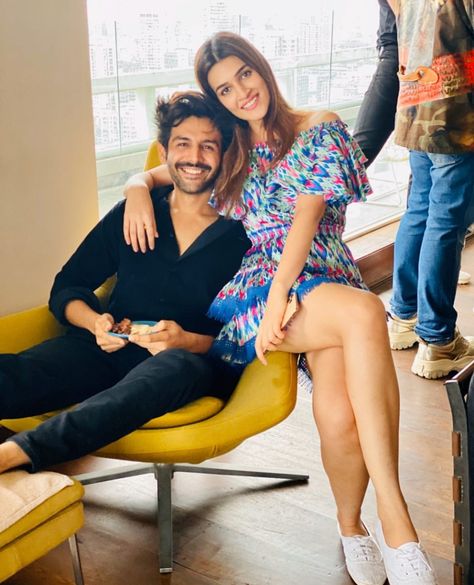 Kriti Sanon x Kartik Aaryan Housefull 4, Air Port Outfit, Bollywood Funny, Kartik Aaryan, Bollywood Updates, Fashion Sketches Dresses, Kriti Sanon, Couple Picture Poses, Sketches Dresses