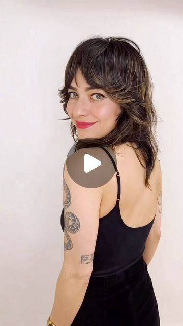 Jayne Matthews on Instagram: "New online class for hairstylists!! ✨Beginner Razor: The Soft Shag✨  The first of my online Stylist Series! In this class I’ll show you how to hold a razor and use it to cut your clients’ hair and give them the soft layers and gorgeous curtain bangs that everyone has been asking for.  And for launch week, I’m giving you a special discount ❤️ use code SERIES15 to save 15%!  I can’t wait for you all to watch it and start using these techniques behind the chair. More details on my website xxooo  #jaynematthews #shaghaircut #modernshag #faceframinglayers #curtainbangs #haireducation #hairtutorial #hairstylisteducation" Short Shag With Curtain Fringe, Shag W Curtain Bangs, Shag Curtain Bangs Straight Hair, Razor Bangs Long Hair, Shag Vs Wolf Cut, Jayne Edosalon, Jayne Matthews, Cut Bangs, Soft Shag