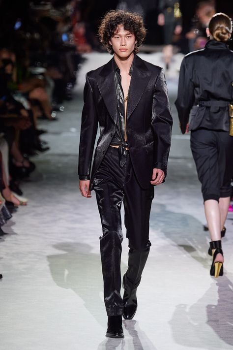 Tom Ford Spring 2022 Ready-to-Wear Collection | Vogue Tom Ford Menswear, Mens Runway Fashion, Tom Ford Suit, Tom Ford Men, Model Aesthetic, Men Style Tips, Fashion Design Clothes, Runway Models, Fashion Show Collection