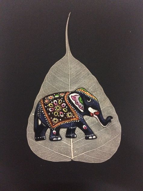 Painting On Leaf Skeleton, Pipal Leaf Art, Color Markers Art, Peepal Leaf, Flower Wall Decor Diy, Leaf Art Diy, Dry Leaf Art, Leaf Print Art, Leaf Skeleton