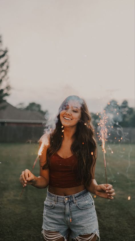 Pictures With Fireworks, Photoshoot With Fireworks, Firework Photoshoot, Sparkler Photoshoot, Firework Picture Ideas, Sparklers Photoshoot, How To Take Fireworks Photos, 4th Of July Sparkler Pictures, Sparkler Pictures