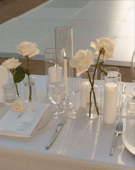 White Rose Table Setting, Candle Tablescapes Wedding Round, Minimal Flower Wedding Decor, Single Stem Wedding Centerpieces, Minimal Table Setting Wedding, Minimal Table Decor Wedding, Minimal Wedding Centerpieces, Wedding Table Settings Simple, Classy Wedding Ideas