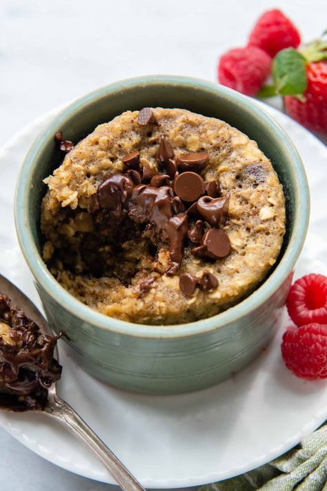 Make this fluffy oatmeal cake in a mug with no flour, only oats! Oat mug cake uses simple ingredients, right in your kitchen, to enjoy in only 2 minutes! Microwave Oat Cake, Mug Cake No Flour, Healthy Oat Mug Cake, Oat Mug Cake, Banana Oat Mug Cake, Oatmeal Mug Cake, Vegan Oat Mug Cake, Banana Oat Mug Cake Microwave, Fluffy Oatmeal