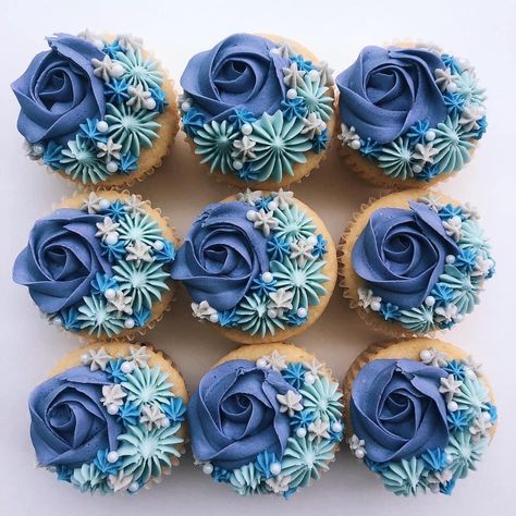 Cupcakes Decoration Blue, Monochromatic Cupcakes, Cupcakes Decoration Blue And White, Cupcake Piping Ideas, Purple And Blue Cupcakes, Blue Cupcake Ideas, Cupcakes With Blue Frosting, Fancy Cupcakes Decorating, Blue Flower Cupcakes