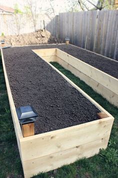 Above Ground Garden, Diy Garden Landscaping, Vegetable Garden Beds, Raised Vegetable Gardens, Building A Raised Garden, Garden Plots, Diy Raised Garden, Raised Garden Beds Diy, Starting A Garden