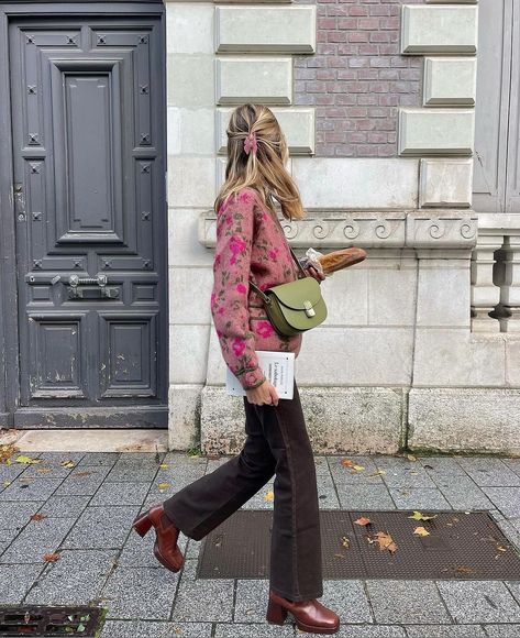 Sezane Street Style, Sezane Inspired Outfits, Light Brown Bag Outfit, Winter Outfits Cardigans, Floral Jacket Outfit, Floral Cardigan Outfit, Sezane Style, Sezane Clothing, Sezane Outfit