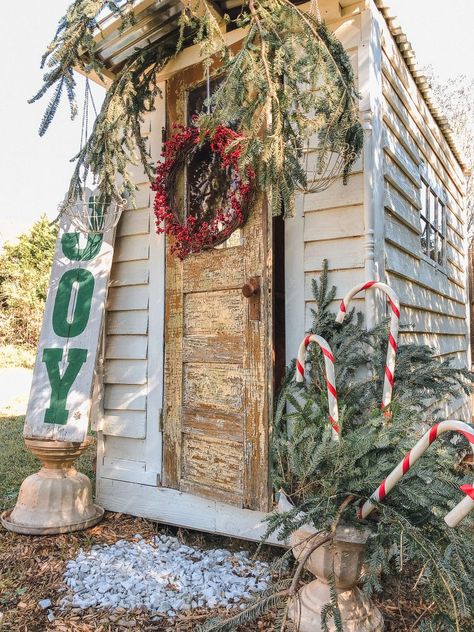 Shed Chicken Coop, Fresh Garlands, Prim Christmas, Christmas Porch, Christmas Decorations Rustic, Jingle All The Way, She Shed, Christmas Music, Country Christmas