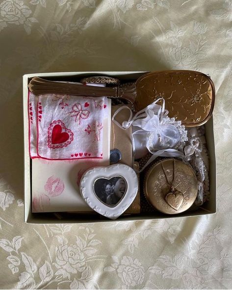 Gift Giving Aesthetic, Sentimental Aesthetic, Coquette Gifts, Gift Inspo, Letter Gifts, Oui Oui, Love Languages, Memory Box, Just Girly Things