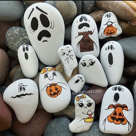 Fall Painted Rocks Easy, Mummy Rock Painting, Painted Ghost Rocks, Halloween Painted Rocks Ideas, Halloween Rocks Painted Ideas, Ghost Rock Painting, Rock Painting Ideas Halloween, Halloween Stone Painting, Rock Painting Halloween