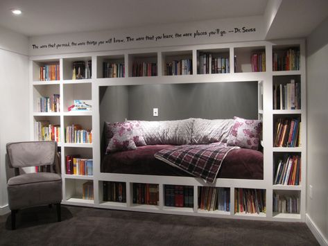 Home Library Rooms, Eksterior Modern, Home Library Design, Basement Bedrooms, Home Libraries, Book Shelves, Living Room Mirrors, Home School, Home Library