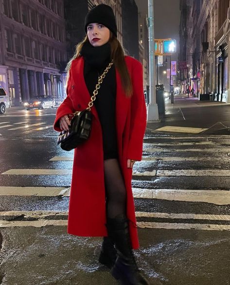 Red Coat Outfit Winter, Red Coat Outfit, Black Dress Winter, Europe Christmas, Coat Outfit Casual, Winter Coat Outfits, Japan Outfit, Winter Fashion Outfits Casual, Winter Dress Outfits