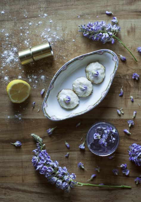 Foraged Cocktails: Wisteria Blossom Syrup + Blueberry Wisteria Whiskey Sour Recipe - Moody Mixologist Lemon Coconut Cookies, Moody Mixologist, Trumpet Vines, Whiskey Sour Recipe, Cocktails And Canapes, Natural Eating, Edible Flowers Recipes, Fairy Food, Wisteria Flowers