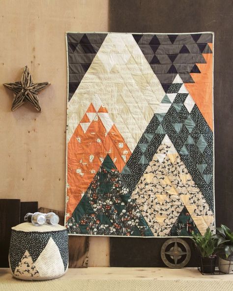 Into the mountains, we go! ⛰ Our “Mountains Quilt” (our most-liked quilt ever) is filled with wanderlust vibes and triangles, adding tons… Mountain Quilt, Camping Quilt, Mountain Quilts, Quilt Modernen, Quilt Care, Landscape Quilts, Quilt Baby, Free Quilting, Mini Quilts