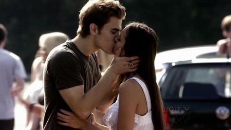 Kissing at the car wash. Damon And Elena Kiss, The Vampire Diaries Characters, The Vampire Diaries 3, Vampire Diaries Stefan, Video Love, Vampire Diaries Quotes, Vampire Diaries Wallpaper, Vampire Diaries Funny, Claire Holt