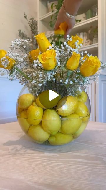 Homeandlifestyletv on Instagram: "Simple lemon floral arrangement🍋 from @ashleymariesavage  grab a vase, add your lemons, fill with water and add your florals! This is such a pretty centerpiece for any of your spring and summer gatherings. Mine is pretty big but you could definitely make a smaller version to fit with you need! Also, I tried to do the rose hack where you turn them upside down and spin them to make them look more full (hopefully yall know what I am talking about) and the petals kept falling off and it didn’t work at all…what am I doing wrong?!😅😅😅 • • • #lemon #diyhomedecor #diy #floralarrangement #centerpiecesideas #summerdiy #summercenterpiece #springflowers #diydecor #diyideas #diyhomedecor" Lemon Flower Centerpiece, Lemon Vase Centerpiece, Lemon Flower Arrangements, Lemon Centerpiece Ideas, Lemon Vase, Lemon Diy, Lemon Centerpieces, Fake Lemons, Fruit Centerpieces