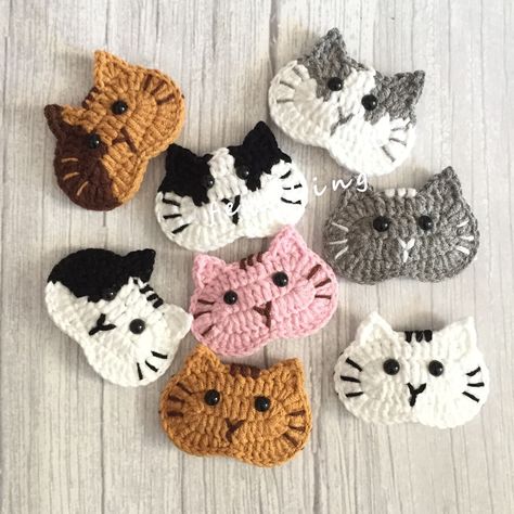 You can get it on youtube channel: fengLing-crochet Crochet Cat Hair Clip, Crochet Hair Clips Tutorial, Crochet Applique Patterns Free Animal, Crochet Hair Clips Free Pattern, Crochet Cat Applique, Cute Hair Pins, Knitted Unicorn, Animal Hair Clips, Crochet Clip