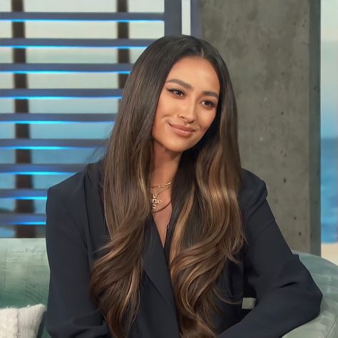 Chocolate Brown Hair Black Roots, Brown Hair Balayage Latina, Shay Mitchell Balayage, Filipina Highlights Hair, Dark Down Hair With Highlights, Dark Brown Hair Ombre Caramel, Kim K Balayage Hair, Becky G Hair Color, Dark Brown Hair On Tan Skin