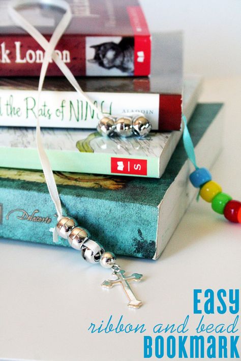 kid craft: easy DIY ribbon and bead bookmark for back to school Bookmarks Kids Craft, Bookmarks Diy Kids, Diy Bookmark, Bookmark Craft, Beaded Bookmarks, Bookmarks Kids, Kid Craft, Diy Bookmarks, Craft Club