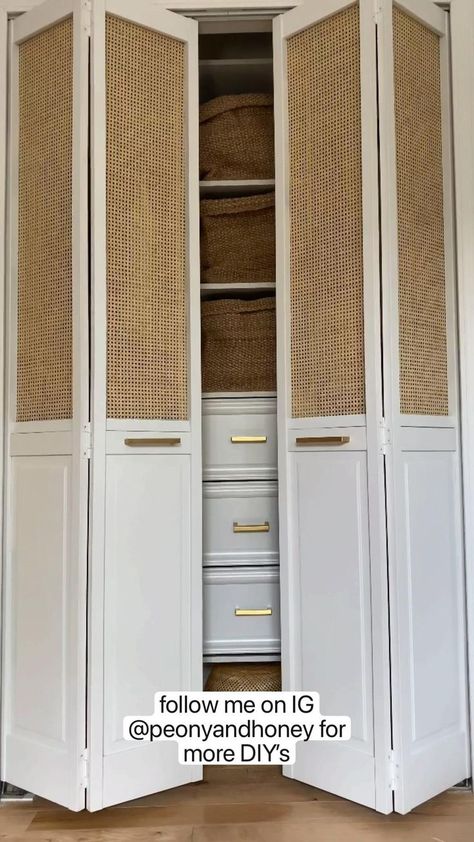 Diy Closet Doors, Zimmer Diy, Cane Webbing, Rattan Cane, Bench Ideas, Diy Boho, Diy Furniture Renovation, Small Closet, Diy Closet