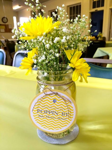 Yellow Flower Centerpieces Simple, You Are My Sunshine Centerpieces Ideas, Sunshine Centerpiece Ideas, Lemon Themed Party, Baby Shower Center, Yellow Centerpieces, Sunshine Baby Shower Invitations, Italian Themed Parties, Boy Baby Shower Centerpieces