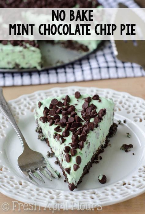 Creamy, minty filling dotted with mini chocolate chips all on top of a crunchy mint Oreo cookie crust. via @frshaprilflours Mint Chocolate Chip Pie, Mint Chocolate Recipes, Mint Pie, Meal Breakfast, Chocolate Chip Pie, Pecan Sandies, Dessert Places, Cookie Sticks, Swirl Brownies