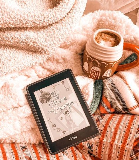 Kindle Bookstagram Ideas, Christmas Bookstagram Ideas, Winter Books Aesthetic, December Bookstagram, Christmas Book Aesthetic, Bookstagram Inspiration Aesthetic, Christmas Tbr, Bookstagram Christmas, December Reading