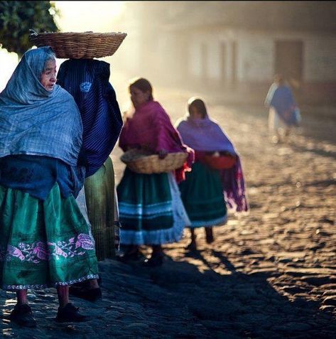 Mexican Traditional Clothing, Mexico People, Mexican Stuff, Mexican Folklore, Mexican People, Mexico Culture, Mexico Art, Mexican Women, South Of The Border