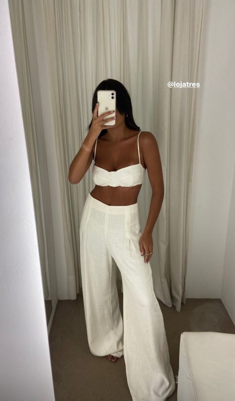 @sstyle.me Fuschia And White Outfit, Boat Party Outfit, Crop Top Blanc, Pool Party Outfits, Cosy Outfit, Ibiza Outfits, Fiesta Outfit, New Years Outfit, Italy Outfits