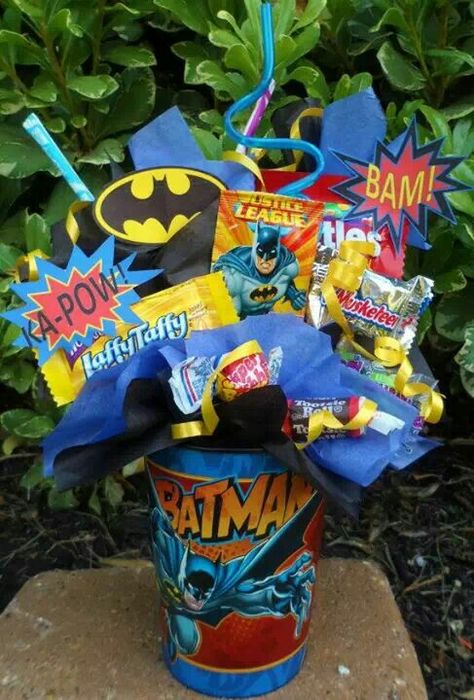 . Batman Party Favors, Prize Ideas, Batman Decor, Superhero Teacher, Candy Arrangements, Candy Bouquet Diy, Batman Birthday Party, Candy Bouquets, Batman Kids