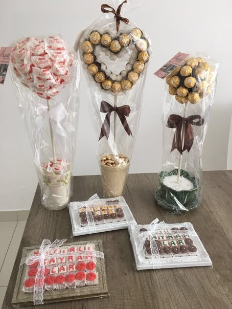 Teen Valentine Gifts, Coworkers Valentines, Valentine Gifts For Boys, Candy Gifts Diy, Candy Bouquet Diy, Gift Basket Ideas Christmas, Diy Gift Set, Flower Gift Ideas, Gift For Mom Christmas