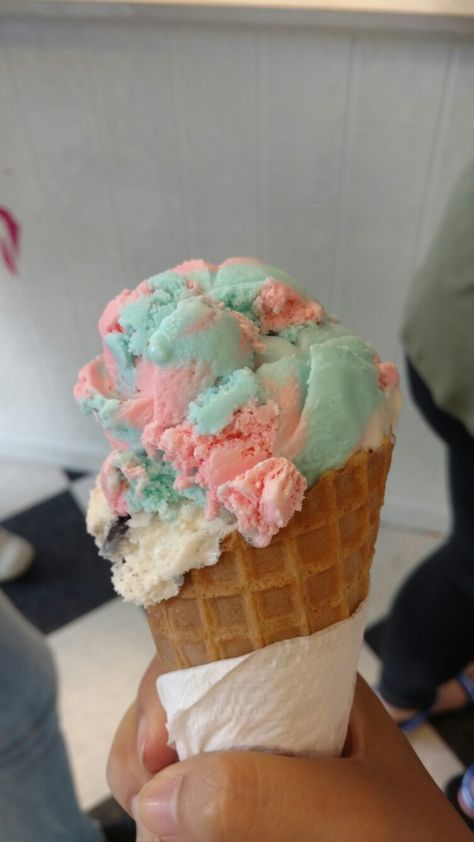 Cotton Candy Ice Cream Aesthetic, Frozen Snack, Ice Cream Floats, Cheap Healthy Meals, Yummy Ice Cream, Ice Cream Candy, Food Wallpaper, Pretty Dessert, Ice Cream Desserts