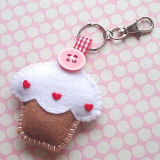 Felt Keyring, Felt Cupcakes, Felt Keychain, Felt Food, Felt Diy, Handmade Felt, Felt Toys, Felt Fabric, Felt Ornaments