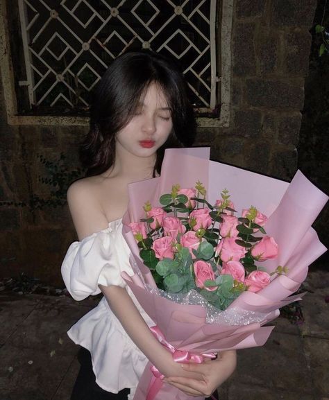 Poses With Bouquet, Bouquet Poses, Bouquet Photoshoot, Flower Bouquet Birthday, Cute Texts For Her, Bouquet Birthday, Birthday Flowers Bouquet, Bouquet Photography, Graduation Photography Poses