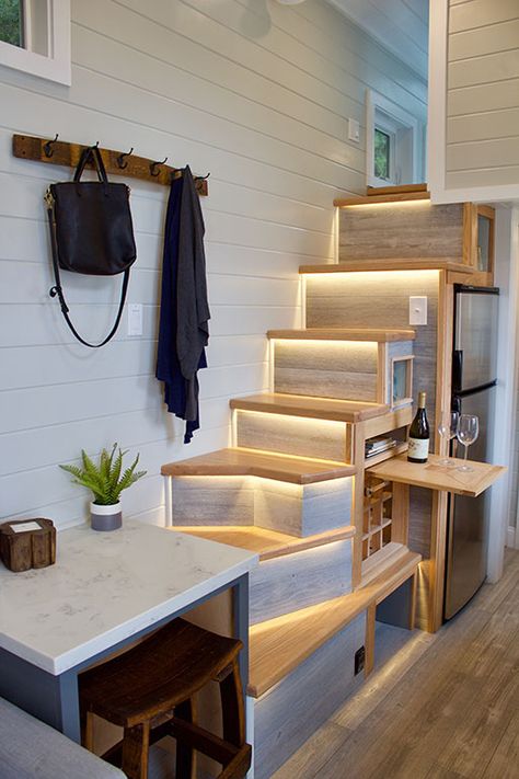 Tiny Stairs, Staircase Inspiration, Luxurious Things, Design Casa Piccola, House Bathroom Designs, Ruangan Studio, Tiny Beach House, Tiny Luxury, Wohne Im Tiny House