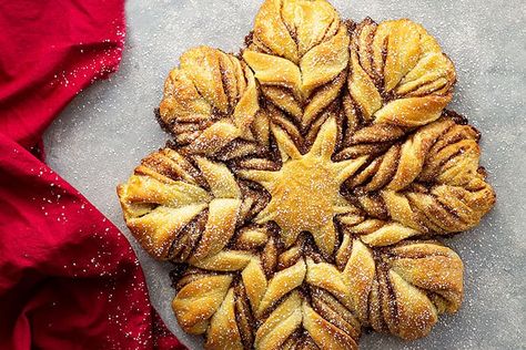 This Brioche Cinnamon Snowflake is similar to cinnamon rolls only in a pull-apart style. It's stunning to look at and perfect for Christmas morning breakfast or brunch! #cinnamonbread #christmasbreakfast Cinnamon Pull Apart Snowflake, Cinnamon Roll Pull Apart Snowflake, Cinnamon Snowflake, Snowflake Bread, Graham Cracker Gingerbread House, Cinnamon Pull Apart, Roll Wreath, Top Down View, Oven Top