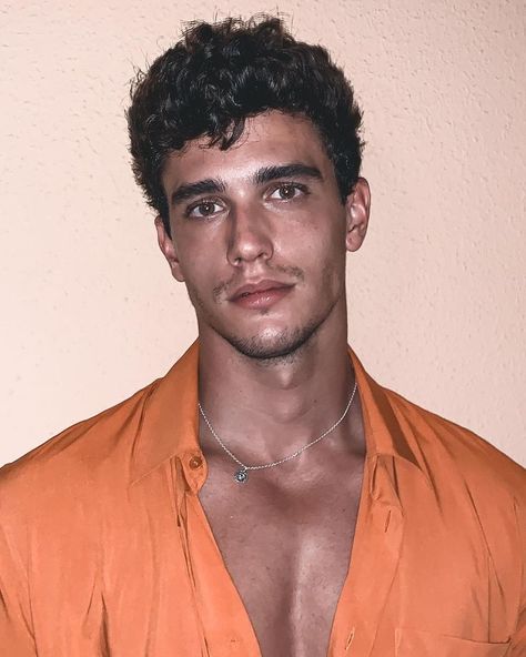 Curly Hair Model, Fade Haircut Curly Hair, Curly Short Hair, Xavier Serrano, Maxon Schreave, Curly Haircut, Short Hair Cut, Brown Hair Men, Men Haircut Curly Hair