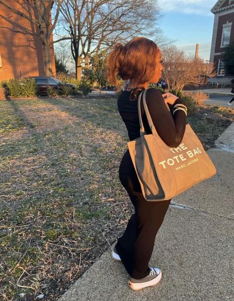 Marc Jacobs Tote Bag Outfit, Outfits With Purses, Homecoming 2023, Black Bag Outfit, Boujee Lifestyle, Tote Bag Outfit, Tote Outfit, Dream College, Outfit Inspired