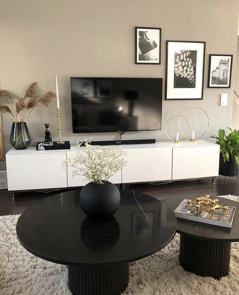 Ruang Tv, Black Living Room Decor, Apartment Living Room Design, Black Living Room, Small Living Room Decor, Home Design Living Room, Living Room Decor Cozy, Apartment Decor Inspiration, Black Table