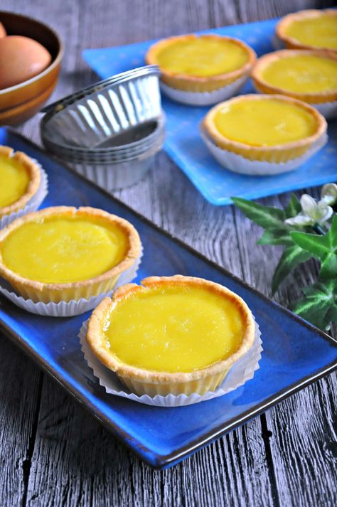 Hong Kong Style Egg Tarts 港式蛋挞 - Eat What Tonight Dan Tat Recipe, Chinese Egg Tart, Hong Kong Egg Tart, Egg Tart Recipe, Custard Tarts Recipe, Tarts Crust, Chinese Dessert, Asian Snacks, Pastry Tart