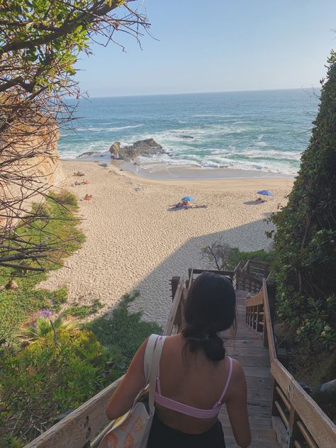 girl going down stairs to beach cove Beach Stairs Photoshoot, Self Timer Beach Pictures, Cali Pics, Going Down Stairs, Beach Stairs, Beach Cove, Wood Stairs, Picture On Wood, Beach Bum