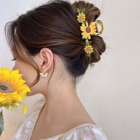 Upgrade Your Hairstyle with These 5 Spring Essentials Elegant Headband, Shark Clip, Rhinestone Hair Pin, Hair Accessories Clips, Butterfly Hair, Fashion Hair Accessories, Metallic Hair, Latest Hairstyles, Hair Claws & Clips