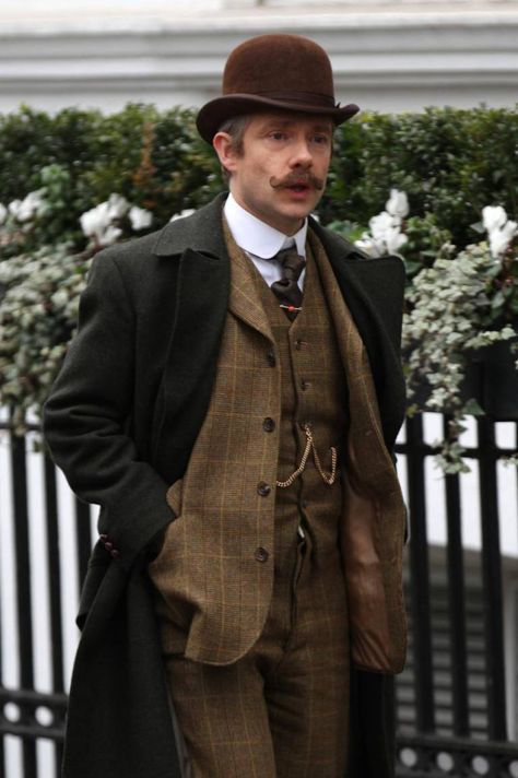 Benedict Cumberbatch, Martin Freeman film Sherlock: New on-set pictures Sherlock The Abominable Bride, Vatican Cameos, Sherlock Cumberbatch, Steven Moffat, Sherlock Holmes Bbc, Sherlock John, 221b Baker Street, John Watson, Martin Freeman