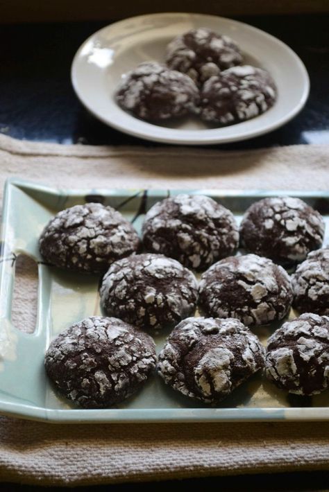 Eggless Chocolate Crinkle Cookies - Easy Cookies – Gayathri's Cook Spot Eggless Biscotti Recipe, Cinnamon Cookies Recipes, Crinkles Recipe, Chocolate Crinkle Cookies Recipe, Chocolate Christmas Cookies, Eggless Cookies, Quick Cookies Recipes, Crinkle Cookies Recipe, Chocolate Crinkle