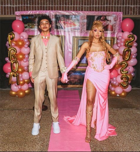 𝘍𝘖𝘓𝘓𝘖𝘞 @QUINTECIACHAA 𝘍𝘖𝘙 𝘔𝘖𝘙𝘌 𝘐𝘕𝘚𝘗𝘖💕 Cute Prom Couples, Prom Dress With Gold, Prom 2k24, Pink Couple, Couple Prom, Senior Szn, Girl Prom, Prom Inspiration, Prom Couples