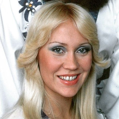 Enjoy your last day of 2018! 🌞💚 #abba #agnethafältskog #1976 70’s Makeup, Abba Concert, Abba Outfits, Agneta Fältskog, Disco Makeup, Blonde Singer, 70s Makeup, 70s Hair, Agnetha Fältskog