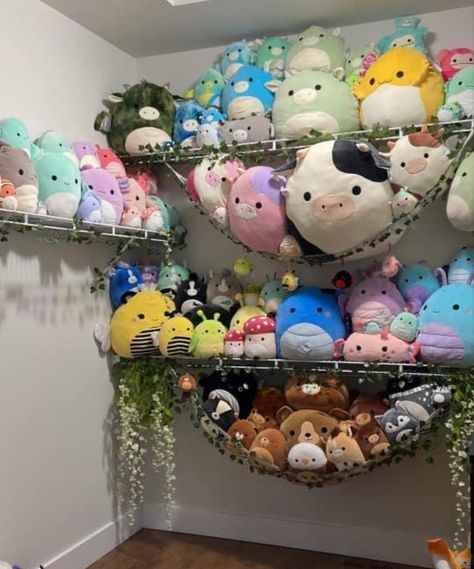 Squishmallows Clips Display, Where To Store Squishmallows, Squishmallow Net Aesthetic, Squishmallow Collection Display, Squishville Display, Squishmallows Storage, Squishmallow Storage, Squishmallows Aesthetic, Cute Squishmallows