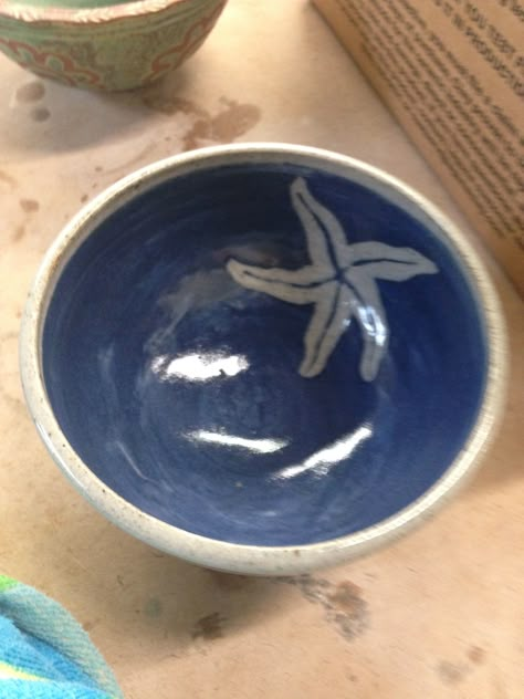 Pottery Painting Beach Ideas, Preppy Pottery, Pottery Painting Ideas Shark, Shark Pottery Painting, Starfish Pottery, Coastal Pottery, Sgraffito Bowl, Ocean Sgraffito, Pottery Painting Ideas Easy