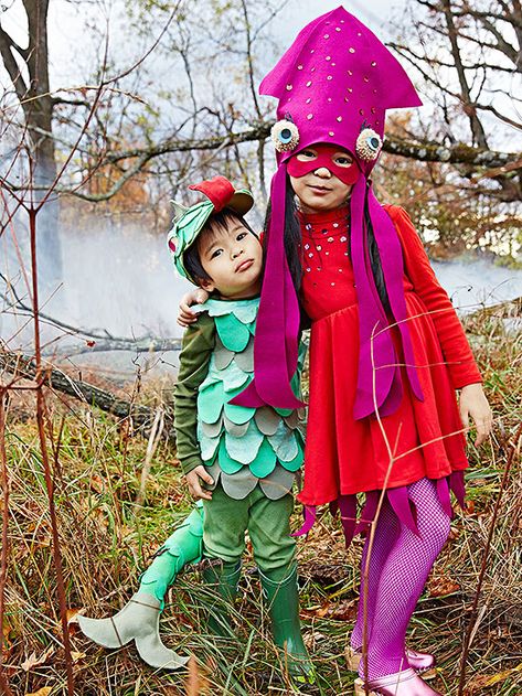 Siblings or friends can dress as this easy oceanic pair: a sweet squid and friendly serpent. Both start with solid-color clothes and are accented with homemade aquatic accessories. Click for instructions to make them at home! Baby Beast Costume, Monster Halloween Costumes, Magazine Painting, Squid Costume, Under The Sea Costumes, Sea Creature Costume, Diy Halloween Costume Ideas, Sea Costume, Fish Costume