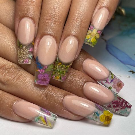 Pressed Flower Nail Art, Clear Floral Nails, Dried Flower Nails Acrylics, Dried Flowers Nails, Easy Flower Nails, Dry Flower Nail Art, Dried Flower Nails, Flower Nail Art Tutorial, Dried Flower Nail Art